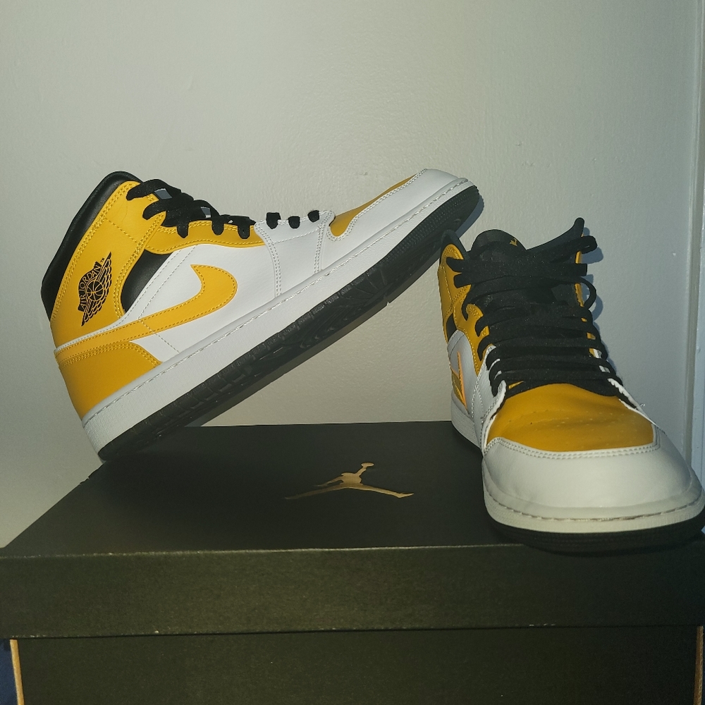 Air Jordan 1 Mid "University Gold" Mens Shoes